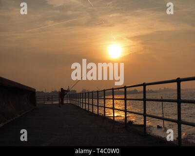 Sheerness, Kent, Regno Unito. Il 15 aprile, 2019. Regno Unito Meteo: questa sera al tramonto a Sheerness, Kent su un soleggiato ma torbida sera. Credito: James Bell/Alamy Live News Foto Stock