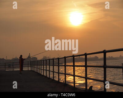 Sheerness, Kent, Regno Unito. Il 15 aprile, 2019. Regno Unito Meteo: questa sera al tramonto a Sheerness, Kent su un soleggiato ma torbida sera. Credito: James Bell/Alamy Live News Foto Stock