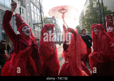 Londra, Regno Unito. Xv Apr, 2019. Clima manifestanti estinzione della ribellione il giorno 1 di loro chiusura in Londra a Oxford circus e Marble Arch Credito: Rachel Megawhat/Alamy Live News Foto Stock