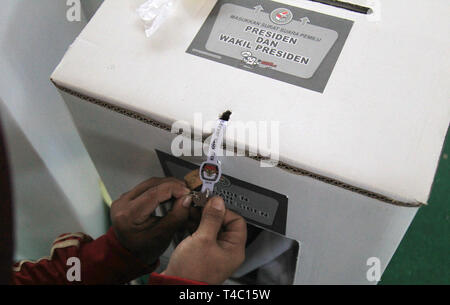 Jakarta, DKI Jakarta, Indonesia. Xv Apr, 2019. Un funzionario si vede la tenuta le urne prima che vengano trasferite alla stazione di polling per il 2019 indonesiano elezione generale.Le elezioni generali in Indonesia avrà luogo contemporaneamente il 17 aprile 2019. Credito: Nick Hanoatubun SOPA/images/ZUMA filo/Alamy Live News Foto Stock