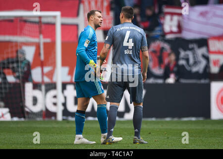 Duesseldorf, Deutschland. Xiv Apr, 2019. Pregiudizio il portiere Manuel Neuer (Bayern Munich). Niklas Suele (Bayern Munich) destra con lui. GES/Soccer/1. Bundesliga: Fortuna Düsseldorf - FC Bayern Monaco di Baviera, 14.04.2019 Calcetto: 1° Campionato: Fortuna Dusseldorf vs FC Bayern Monaco, Dusseldorf, 14 Aprile 2019 | Utilizzo di credito in tutto il mondo: dpa/Alamy Live News Foto Stock