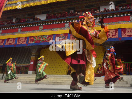 Aprile 14, 2019 - Dali, Darjeeling, West Bengal, India - Tshechu un religioso annuale festival buddista celebrata dal lignaggio Drukpa della scuola Kagyu del buddhismo tibetano il decimo giorno del mese del calendario lunare tibetano calendario corrispondente al compleanno di Guru Rimpoche (Guru Padmasambhava) è stato tenuto a Druk Sang-Ngag Choling Monastero a Dali, Darjeeling su 14/04/2019. Tuttavia il mese esatto del Tshechu varia da luogo a luogo e monastero a monastero. Tshechus sono grandi eventi dove intere comunità si riuniscono per testimoniare Cham (maschera balli) prestazioni di otto manifestazione Foto Stock