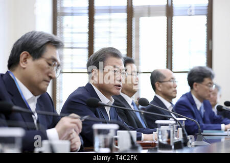 Seoul, Corea del Sud. Xv Apr, 2019. Aprile 15, 2019-Seoul Sud Korea-In questa foto scattate fotografo è Presidente Assemblea dei funzionari. Il Presidente sud coreano Moon Jae In parla durante una riunione con i suoi aiuti alla presidential Blue House in Seoul, Corea del Sud, lunedì, 15 aprile 2019. Luna dice di essere pronto per un quarto vertice con il leader della Corea del nord Kim Jong Onu per aiutare a recuperare esitanti negoziati nucleare tra Washington e Pyongyang. Credito: Zuma Press/ZUMA filo/Alamy Live News Foto Stock