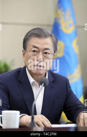 Seoul, Corea del Sud. Xv Apr, 2019. Aprile 15, 2019-Seoul Sud Korea-In questa foto scattate fotografo è Presidente Assemblea dei funzionari. Il Presidente sud coreano Moon Jae In parla durante una riunione con i suoi aiuti alla presidential Blue House in Seoul, Corea del Sud, lunedì, 15 aprile 2019. Luna dice di essere pronto per un quarto vertice con il leader della Corea del nord Kim Jong Onu per aiutare a recuperare esitanti negoziati nucleare tra Washington e Pyongyang. Credito: Zuma Press/ZUMA filo/Alamy Live News Foto Stock