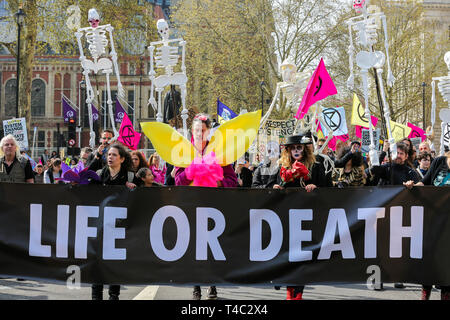 Londra, UK, UK. Xv Apr, 2019. Gli attivisti ambientali sono visti tenendo un banner che dice che è questione di vita o di morte durante la dimostrazione.attivista protestare presso la piazza del Parlamento esigente per urgente azione di governo sul cambiamento climatico, la protesta è stata organizzata dalla ribellione di estinzione. Credito: Dinendra Haria/SOPA Immagini/ZUMA filo/Alamy Live News Foto Stock