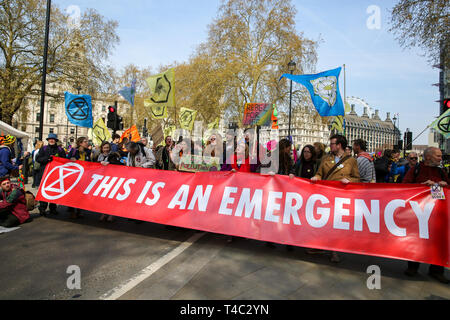 Londra, UK, UK. Xv Apr, 2019. Gli attivisti ambientali sono visti tenendo un banner che dice che si tratta di emergenza durante la dimostrazione.attivista protestare presso la piazza del Parlamento esigente per urgente azione di governo sul cambiamento climatico, la protesta è stata organizzata dalla ribellione di estinzione. Credito: Dinendra Haria/SOPA Immagini/ZUMA filo/Alamy Live News Foto Stock