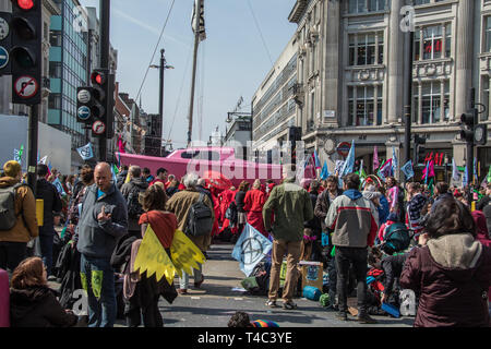 Londra, Regno Unito. Xv Apr, 2019. Estinzione della ribellione manifestanti a Oxford Circus come protyesters arrestare parti del centro di Londra con blocchi stradali, una barca a Oxford Circus e un giardino sul ponte di Waterloo. Credito: David Rowe/Alamy Live News Foto Stock