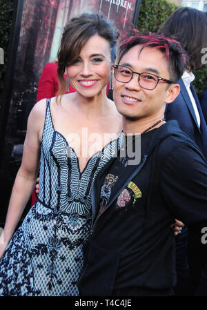 Los Angeles, California, Stati Uniti d'America 15 Aprile 2019 l'attrice Linda Cardellini e produttore James Wan frequentare la premiere della maledizione di La Llorona il 15 aprile 2019 presso il teatro egiziano in Los Angeles, California. Foto di Barry re/Alamy Live News Foto Stock