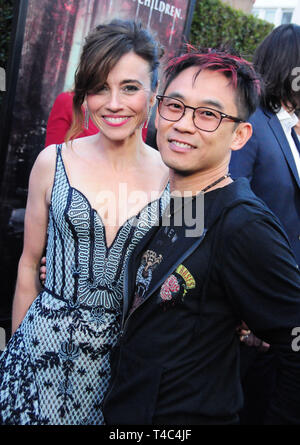 Los Angeles, California, Stati Uniti d'America 15 Aprile 2019 l'attrice Linda Cardellini e produttore James Wan frequentare la premiere della maledizione di La Llorona il 15 aprile 2019 presso il teatro egiziano in Los Angeles, California. Foto di Barry re/Alamy Live News Foto Stock