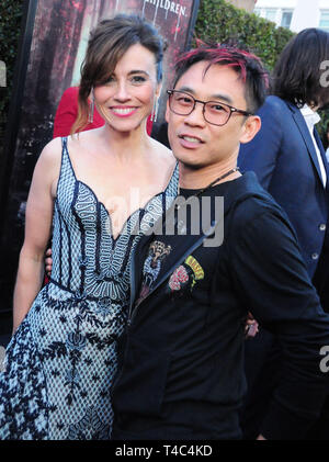 Los Angeles, California, Stati Uniti d'America 15 Aprile 2019 l'attrice Linda Cardellini e produttore James Wan frequentare la premiere della maledizione di La Llorona il 15 aprile 2019 presso il teatro egiziano in Los Angeles, California. Foto di Barry re/Alamy Live News Foto Stock