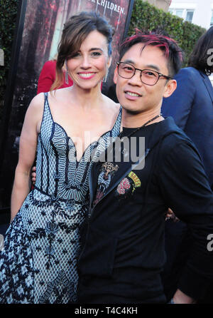 Los Angeles, California, Stati Uniti d'America 15 Aprile 2019 l'attrice Linda Cardellini e produttore James Wan frequentare la premiere della maledizione di La Llorona il 15 aprile 2019 presso il teatro egiziano in Los Angeles, California. Foto di Barry re/Alamy Live News Foto Stock