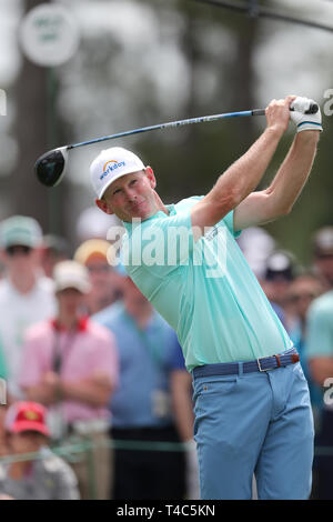 Stati Uniti d'America's Brandt Snedeker colpisce il suo tee-shot al primo foro durante il secondo round del 2019 Masters golf tournament a Augusta National Golf Club di Augusta, Georgia, Stati Uniti, il 12 aprile 2019. Credito: Koji Aoki AFLO/sport/Alamy Live News Foto Stock