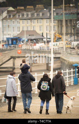 Aberystwyth Wales UK, martedì 16 aprile 2019. Regno Unito Meteo : persone sul lungomare su una noiosa e umido ma mite giornata al mare in Aberystwyth Wales come la Pasqua vacanze scolastiche entrare in oscillazione. Credito foto Keith Morris / Alamy Live News Foto Stock
