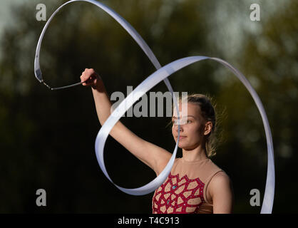 Dresden, Germania. 08 apr, 2019. Amelie Stehli, ginnasta ritmica, dal SG Klotzsche si esercita con il nastro. Credito: Robert Michael/dpa-Zentralbild/ZB/dpa/Alamy Live News Foto Stock