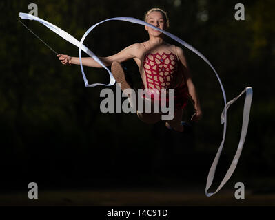 Dresden, Germania. 08 apr, 2019. Amelie Stehli, ginnasta ritmica, dal SG Klotzsche si esercita con il nastro. Credito: Robert Michael/dpa-Zentralbild/ZB/dpa/Alamy Live News Foto Stock