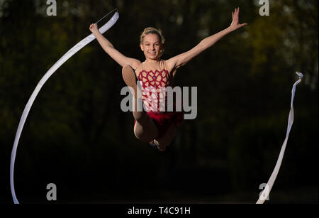 Dresden, Germania. 08 apr, 2019. Amelie Stehli, ginnasta ritmica, dal SG Klotzsche si esercita con il nastro. Credito: Robert Michael/dpa-Zentralbild/ZB/dpa/Alamy Live News Foto Stock