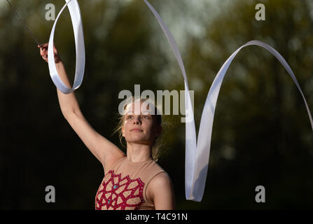 Dresden, Germania. 08 apr, 2019. Amelie Stehli, ginnasta ritmica, dal SG Klotzsche si esercita con il nastro. Credito: Robert Michael/dpa-Zentralbild/ZB/dpa/Alamy Live News Foto Stock