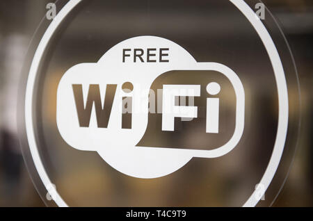 Hong Kong. 8 apr, 2019. Un adesivo di vetro di annunciare ai clienti la disponibilità di Internet WI-FI GRATIS uso è visto in un centro commerciale per lo shopping di Hong Kong. Credito: Budrul Chukrut SOPA/images/ZUMA filo/Alamy Live News Foto Stock