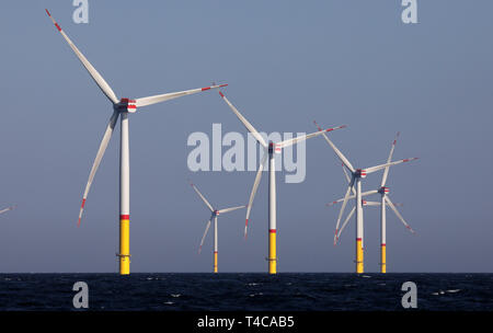 Sassnitz Mukran, Germania. Xvi Apr, 2019. Dopo la messa in servizio ufficiale della Arkona centrale eolica offshore del progetto saranno presentati nel corso di un viaggio di stampa. La fattoria eolica nel Mar Baltico 35 chilometri a nord-est di Rügen è una joint venture di Essen di energia basati su gruppo Eon e il norvegese Equinor azionista. Credito: Bernd Wüstneck/dpa/Alamy Live News Foto Stock