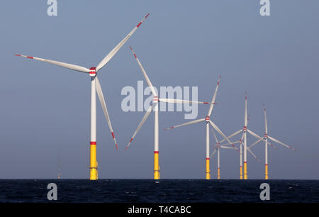 Sassnitz Mukran, Germania. Xvi Apr, 2019. Dopo la messa in servizio ufficiale della Arkona centrale eolica offshore del progetto saranno presentati nel corso di un viaggio di stampa. La fattoria eolica nel Mar Baltico 35 chilometri a nord-est di Rügen è una joint venture di Essen di energia basati su gruppo Eon e il norvegese Equinor azionista. Credito: Bernd Wüstneck/dpa/Alamy Live News Foto Stock