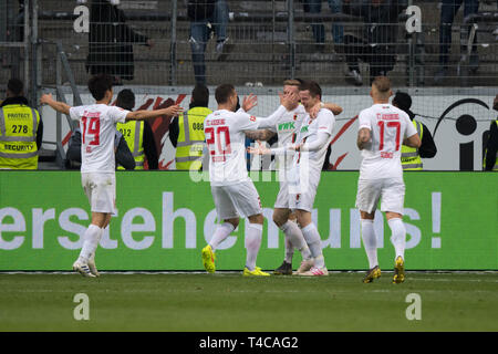 I giocatori di Augusta e portiere Michael GREGORITSCH (2a destra a sinistra, a fare il tifo per l'obiettivo a 3-1 per FC Augsburg, giubilo, allegria, tifo, gioia, entusiasmo, celebrare, goaljubel, figura intera, calcio prima Bundesliga, XXIX Giornata Eintracht Francoforte (F) - FC Augsburg (A) 1: 3, su 14.04.2019 a Francoforte, in Germania. € | Utilizzo di tutto il mondo Foto Stock