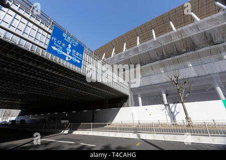 Tokyo, Giappone. Xvi Apr, 2019. Lavori di costruzione continua nel Nuovo Stadio Nazionale. Il nuovo Stadio Nazionale sarà la sede per il 2020 Tokyo Giochi Olimpici e Paraolimpici. Credito: Rodrigo Reyes Marin/AFLO/Alamy Live News Foto Stock