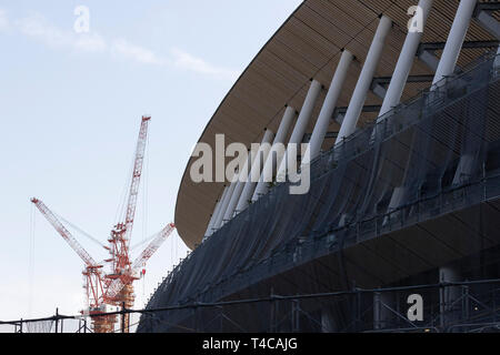 Tokyo, Giappone. Xvi Apr, 2019. Lavori di costruzione continua nel Nuovo Stadio Nazionale. Il nuovo Stadio Nazionale sarà la sede per il 2020 Tokyo Giochi Olimpici e Paraolimpici. Credito: Rodrigo Reyes Marin/AFLO/Alamy Live News Foto Stock