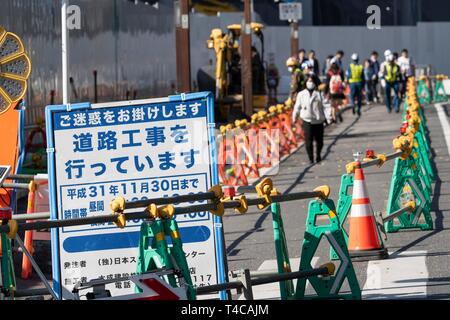 Tokyo, Giappone. Xvi Apr, 2019. I lavoratori continuano la costruzione del nuovo stadio nazionale. Il nuovo Stadio Nazionale sarà la sede per il 2020 Tokyo Giochi Olimpici e Paraolimpici. Credito: Rodrigo Reyes Marin/AFLO/Alamy Live News Foto Stock