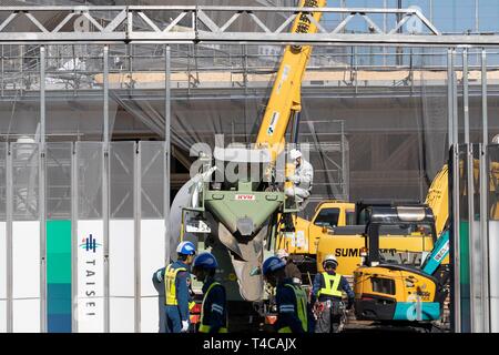 Tokyo, Giappone. Xvi Apr, 2019. I lavoratori continuano la costruzione del nuovo stadio nazionale. Il nuovo Stadio Nazionale sarà la sede per il 2020 Tokyo Giochi Olimpici e Paraolimpici. Credito: Rodrigo Reyes Marin/AFLO/Alamy Live News Foto Stock