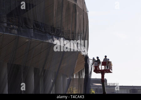 Tokyo, Giappone. Xvi Apr, 2019. I lavoratori continuano la costruzione del nuovo stadio nazionale. Il nuovo Stadio Nazionale sarà la sede per il 2020 Tokyo Giochi Olimpici e Paraolimpici. Credito: Rodrigo Reyes Marin/AFLO/Alamy Live News Foto Stock