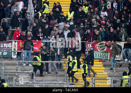 Nel blocco di Augsburg ventole si tratta di tumulti, ventilatore, ventole, spettatori, sostenitori, sostenitori, ultra, ultras, violenza negli stadi, blocco della ventola, calcio prima Bundesliga, XXIX Giornata Eintracht Francoforte (F) - FC Augsburg (A) 1: 3 su 14.04.2019 a Francoforte, in Germania. € | Utilizzo di tutto il mondo Foto Stock