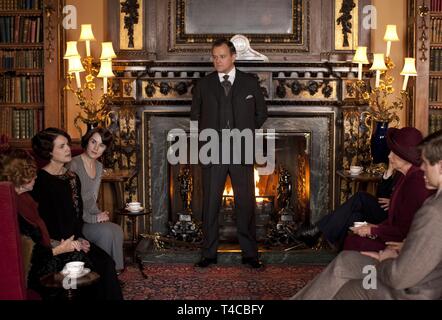 ELIZABETH MCGOVERN , HUGH BONNEVILLE , ALLEN LEECH e Michelle DOCKERY nel Cavendish ABBEY (2010). Stagione 3 Episodie 1. Credito: Carnevale film / Album Foto Stock