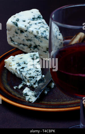 Il Roquefort, Blauschimmelkaese, Glas mit Rotwein Foto Stock