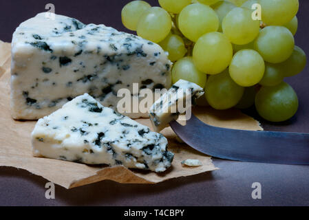 Il Roquefort, Blauschimmelkaese, Weintrauben Foto Stock