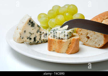 Il Roquefort auf Brot und Messe, Blauschimmelkaese, Weintrauben, Baguette Foto Stock