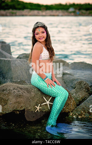 Tween mermaid sulle rocce Foto Stock