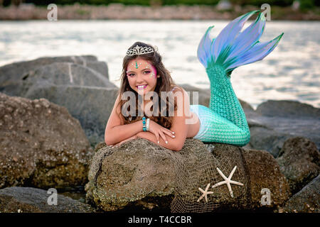 Tween mermaid sulle rocce Foto Stock