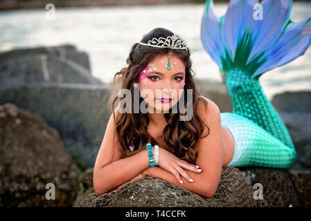 Tween mermaid sulle rocce Foto Stock