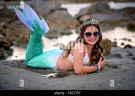 Tween mermaid sulle rocce Foto Stock