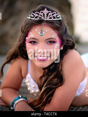 Tween mermaid sulle rocce Foto Stock