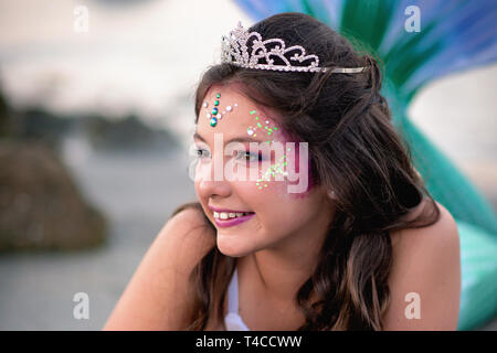 Tween mermaid sulle rocce Foto Stock