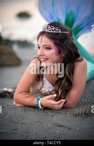 Tween mermaid sulle rocce Foto Stock