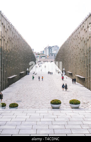 SEOUL, Corea del Sud,26 Ottobre 2016: Lo studente e il viaggiatore a piedi a EWHA WOMANS UNIVERSITY Foto Stock