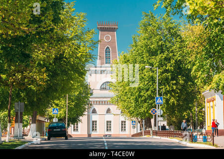 Chachersk, Bielorussia - 14 Maggio 2017: gente che cammina sulla strada vicino al Vecchio Municipio nella soleggiata giornata di primavera. Municipio di Chechersk Foto Stock