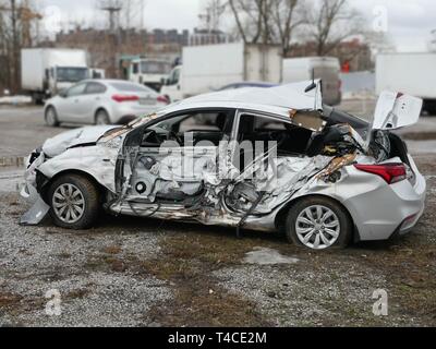 San Pietroburgo, Russia Aprile 3, 2019 terribile incidente di auto Hyundai Solaris airbag non funziona Foto Stock