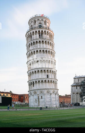 Torre di Pisa alla fine della giornata soleggiata, Italia Foto Stock