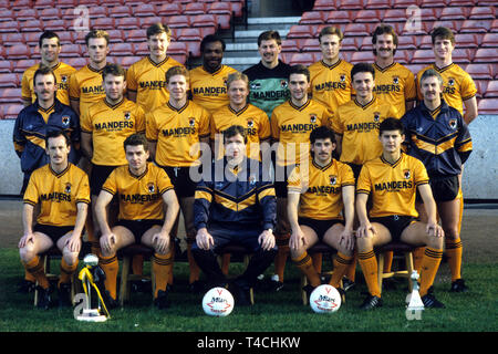 Team di lupi 1988.bancata posteriore Steve Bull, Nicky Clarke, Gary Bellamy, Flyd Streete, Mark Kendall, Mark Venus, Alistair Robertson, Andy Mutch. Centro Paolo Darby, Robbie Dennison, Phil Robinson, Keith Downing, Rob Kelly, Phil bietole, Barry Powell. Parte anteriore Nigel Vaughan, Mick Gooding, Graham Turner, Andy Thompson e Tom Bennett Foto Stock