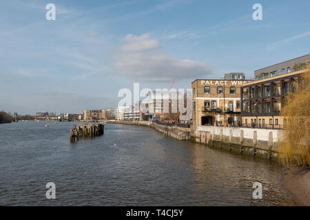 Vista generale lungo il Tamigi percorso e riva nord del Tamigi guardando ad ovest in Fulham, Londra, Regno Unito. Foto Stock