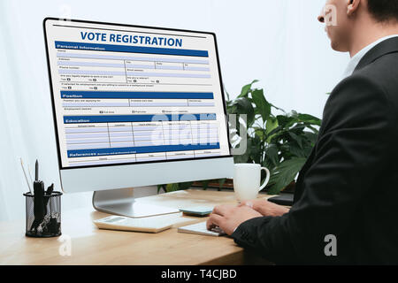 Vista ritagliata dell uomo il riempimento in votazione la richiesta di registrazione di concetto di elezione Foto Stock