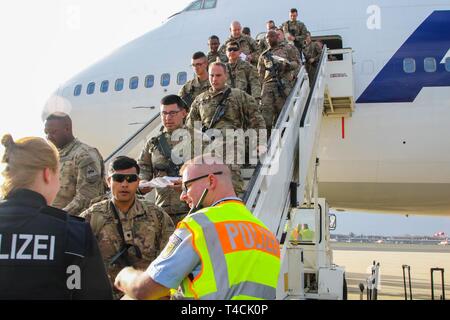 Stati Uniti I soldati dell esercito con il 2° Brigata corazzate contro la squadra, 1° Divisione Corazzate, hanno i loro ordini ispezionati da membri della polizia tedesca all'arrivo a Berlino, Germania come parte di un processo di distribuzione di emergenza disponibilità esercizio, Marzo 19, 2019. 2-1 ABCT distribuito in Europa presso la direzione del Segretario della Difesa per esercitare la U.S. Esercito la capacità di rapida allerta, richiamare e distribuire in condizioni di emergenza. Gli Stati Uniti Esercito conduce regolarmente EDREs per valutare la sua capacità di fornire il comando nazionale competente con forze di terra sul breve o nessun avviso. "Abbiamo in programma per la predisposizione di una partita, ma Foto Stock